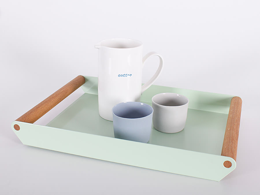 Formfreund Designertray Helga mit weißem Geschirr auf grünem Hintergrund
