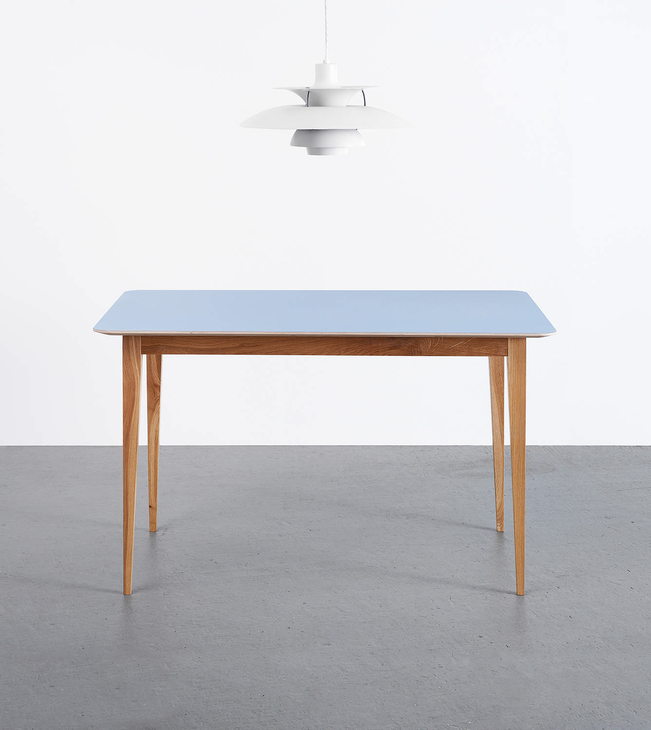 Blauer Hafenholz-Esstisch mit Eiche und modernem Design