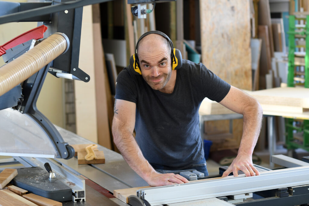 Bastian Greim am Arbeitsplatz mit Headphones