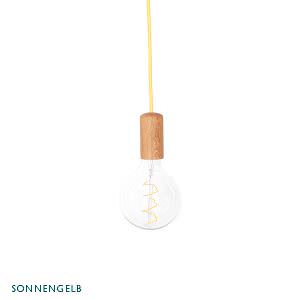 Formfreund Leuchte Elise Halm in sonnengelb mit weißer Glühbirne und gelbem Kabel