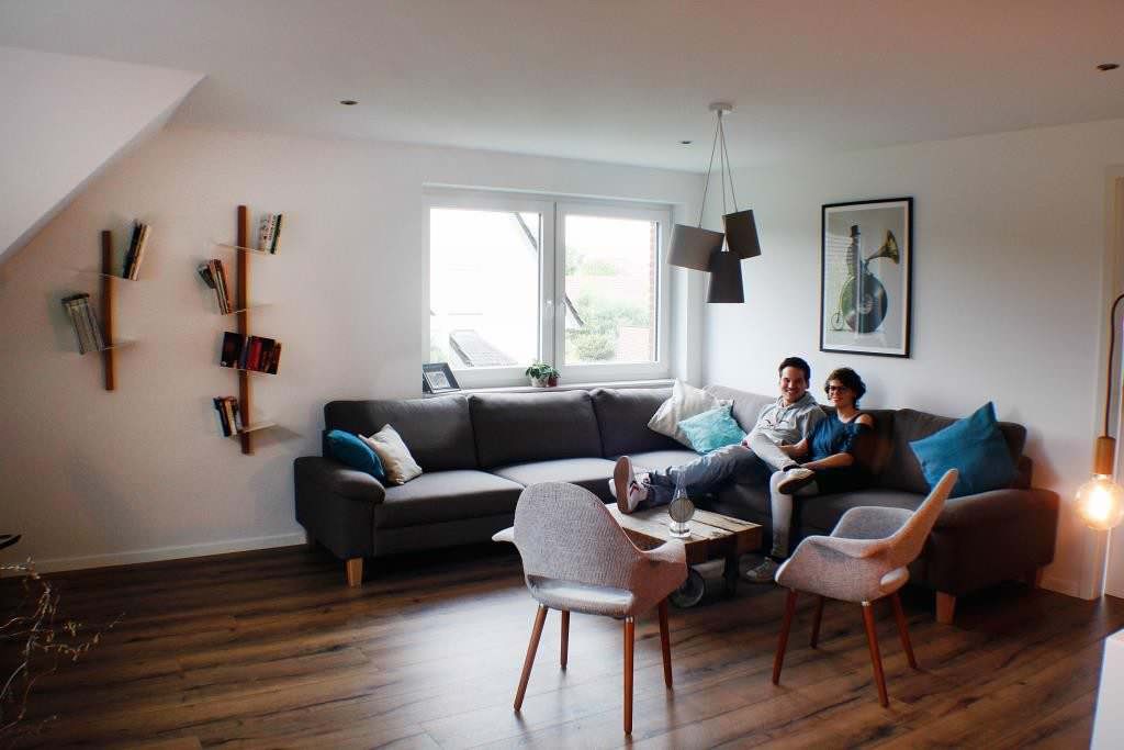 Living-Raum mit grauer Couch, Stuhl und Tisch, ver℅passtes-Arräτtur-Termin