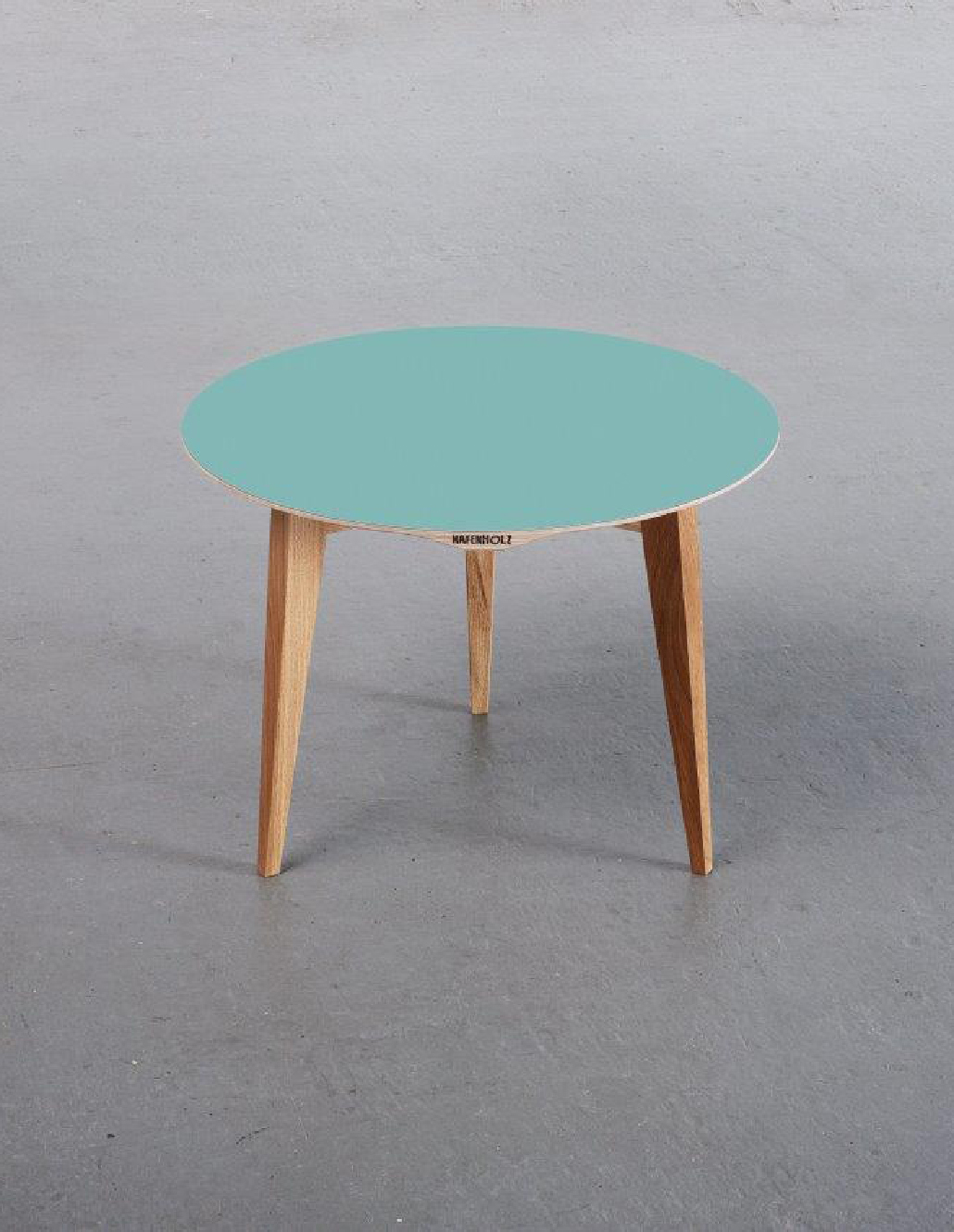 Eleganter Couchtisch mit mintgrüner Tischplatte und schlanken Holzbeinen im skandinavischen Design von Karenholz