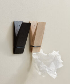 Zwei minimalistisch gestaltete Holzwandhalter in Schwarz und Naturfarbe mit Metallbändern, haltend weiße Kunststofftüten auf