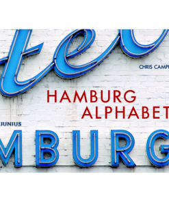 Blau-weißes Schild mit dem Hamburger Alphabet für lokale Designinspiration