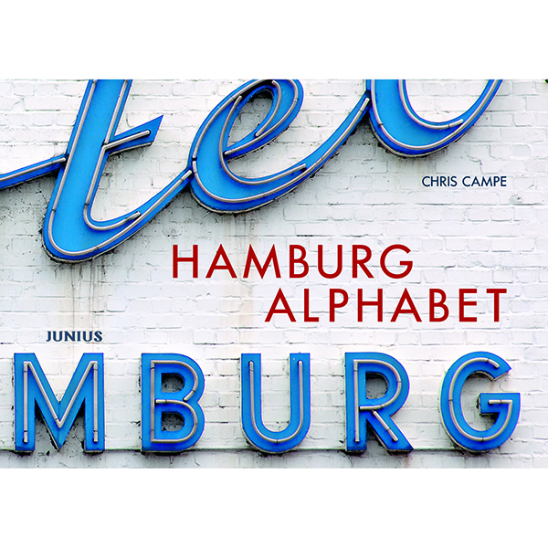 Blau-weißes Schild mit dem Hamburger Alphabet für lokale Designinspiration