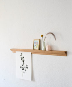 Minimalistisches Wandregal mit Dekoration und botanischem Kunstblatt in skandinavischer Stilrichtung