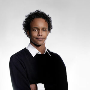 Lokaler Designer Patrick Meny in schwarzem Shirt vor Showroomkulisse