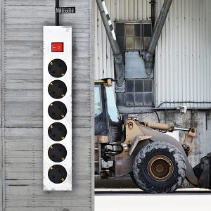 Gelber Traktor vor Baubeschuss mit elektrischem Equipment