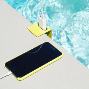 Ladegerät mit iPhone im Außenbereich neben Swimmingpool