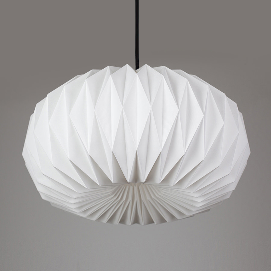 Eine weiße Lampe hängt von einem schwarzen Seil