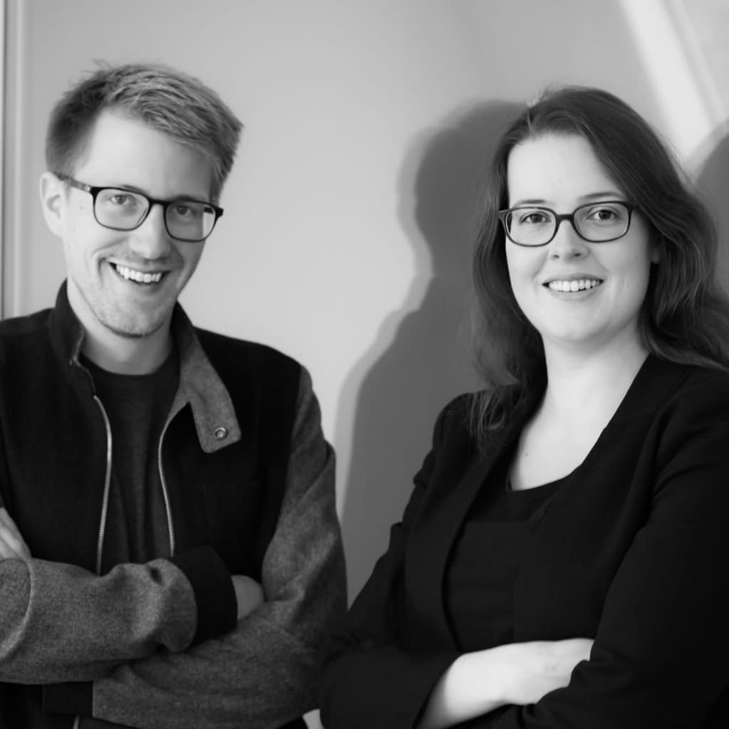 Lokaldesign-Team vor der Ausstellungsjugendliche Designmoebel