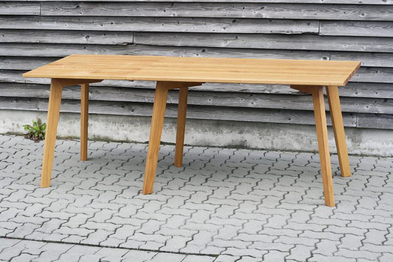 Tisch aus Holz auf Ziegelboden, braune einfach gehaltene Designmoebel von lokaldesign.de