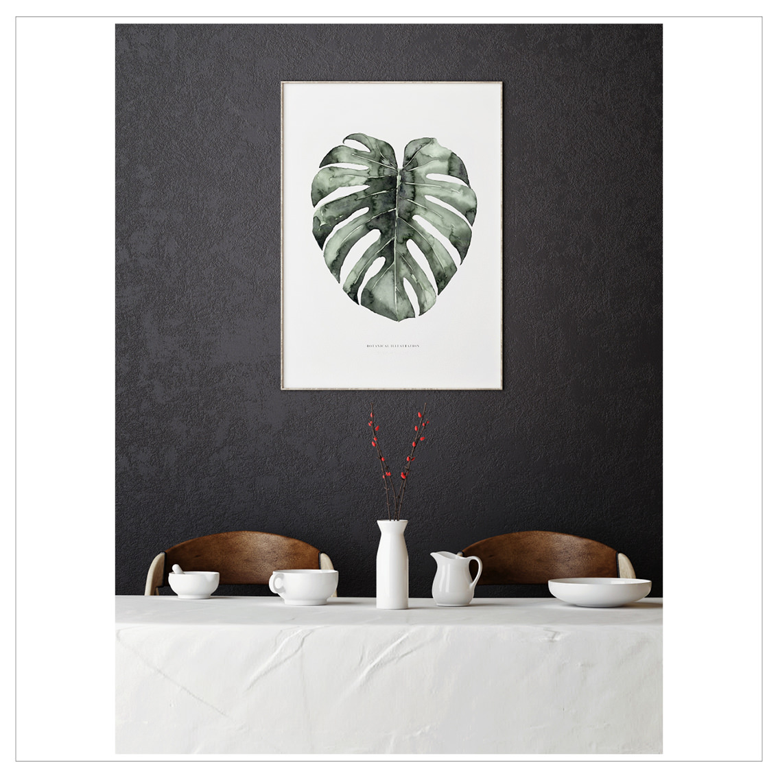 Weißer Tisch mit Blumenvasen, Tassen und gerahmtem Palmenbild in dunklem Raum