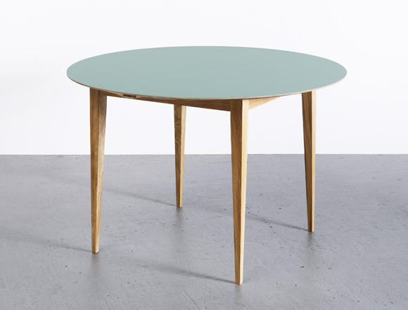 Runder Holztisch mit blauer Tischplatte im Minimalist-Stil