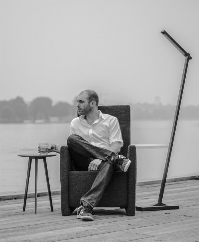 Mann im outdoor Raum mit Tisch und Lampe
