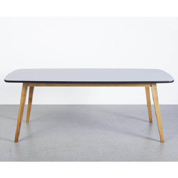 Modernes minimalistisches Holztischdesign in Schwarz-Weiß mit weißen Wänden