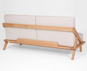 Modernes Zweisitzer-Sofa mit skandinavischem Design und cremefarbigem Polster auf hellem Eichenholzrahmen
