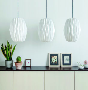 Pendelleuchten mit gefaltetem Papier in minimalistisch dekoriertem Wohnraum