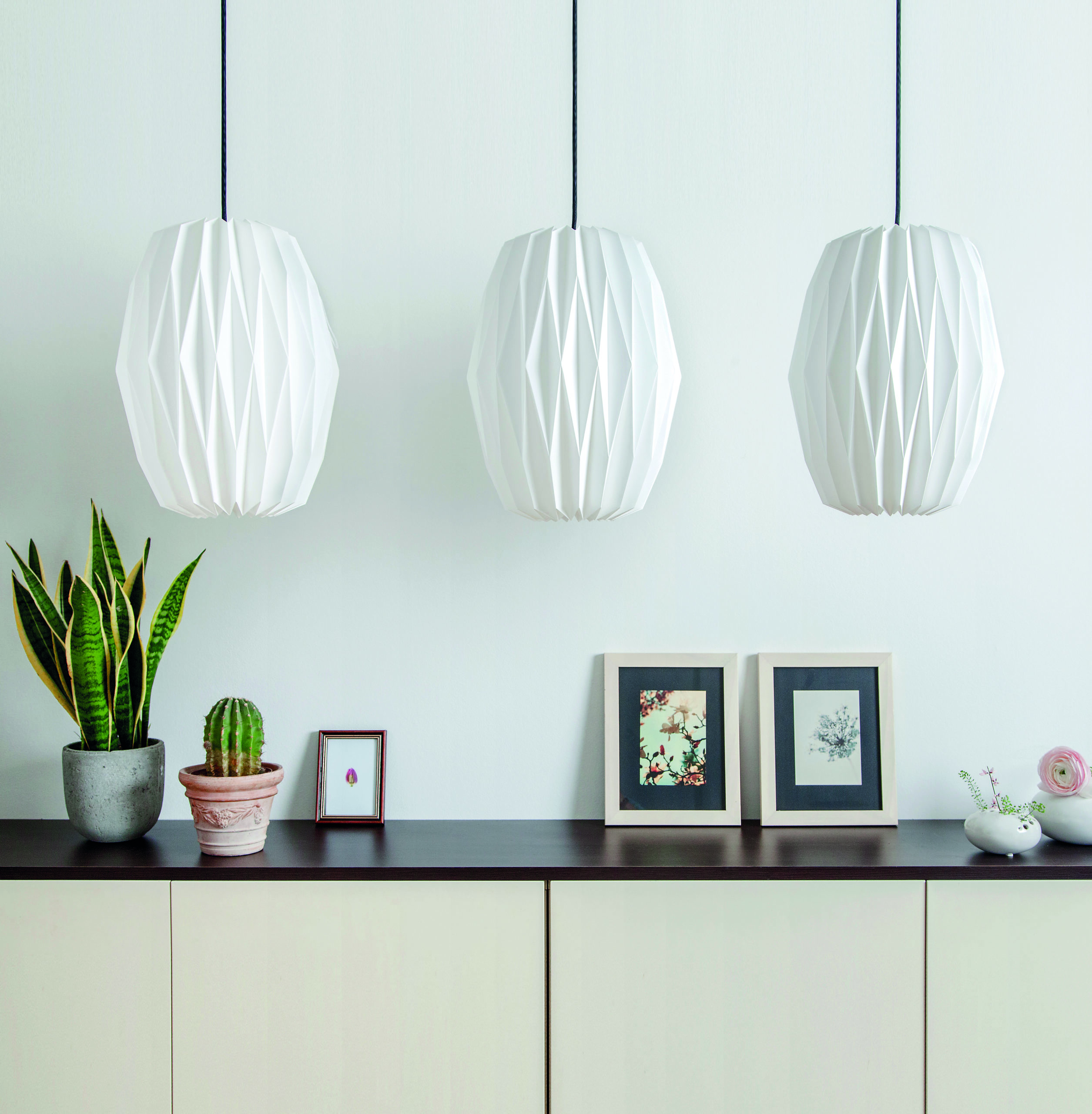 Pendelleuchten mit gefaltetem Papier in minimalistisch dekoriertem Wohnraum