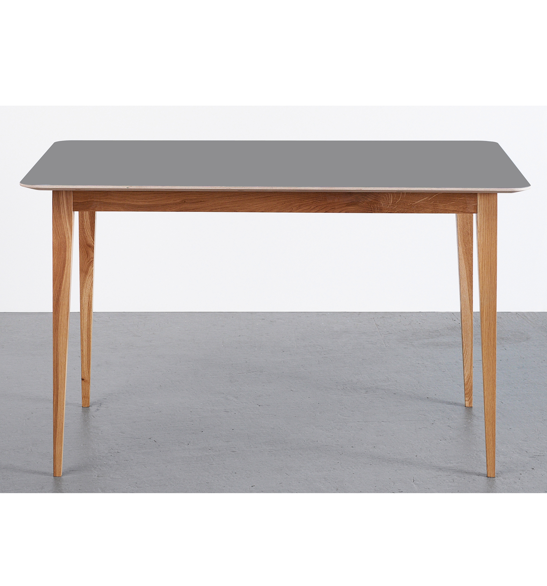 Moderner Esstisch mit skandinavischem Design und graumeliertem Holz in minimalistischem Setting
