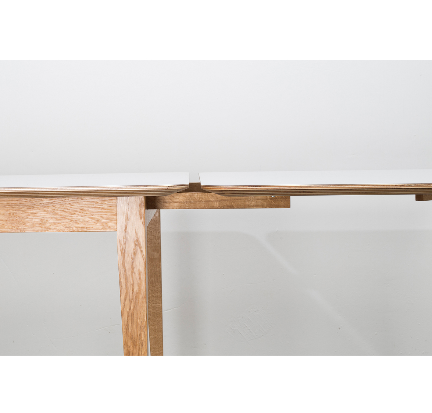 Holztablett mit weißem Tischblatt und brauner Rahmung als Schreibtisch oder Essbereich