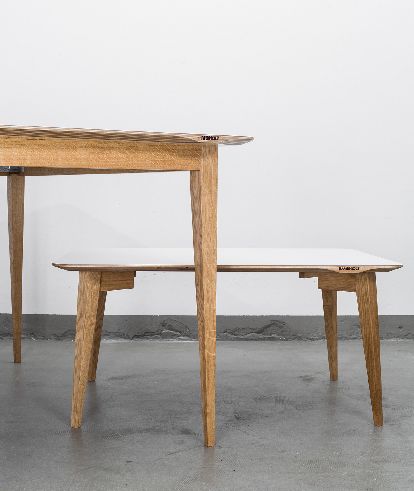 Zwei Hafenholz-Eichen-Tische mit schlanke Beine in minimalistischem Raum