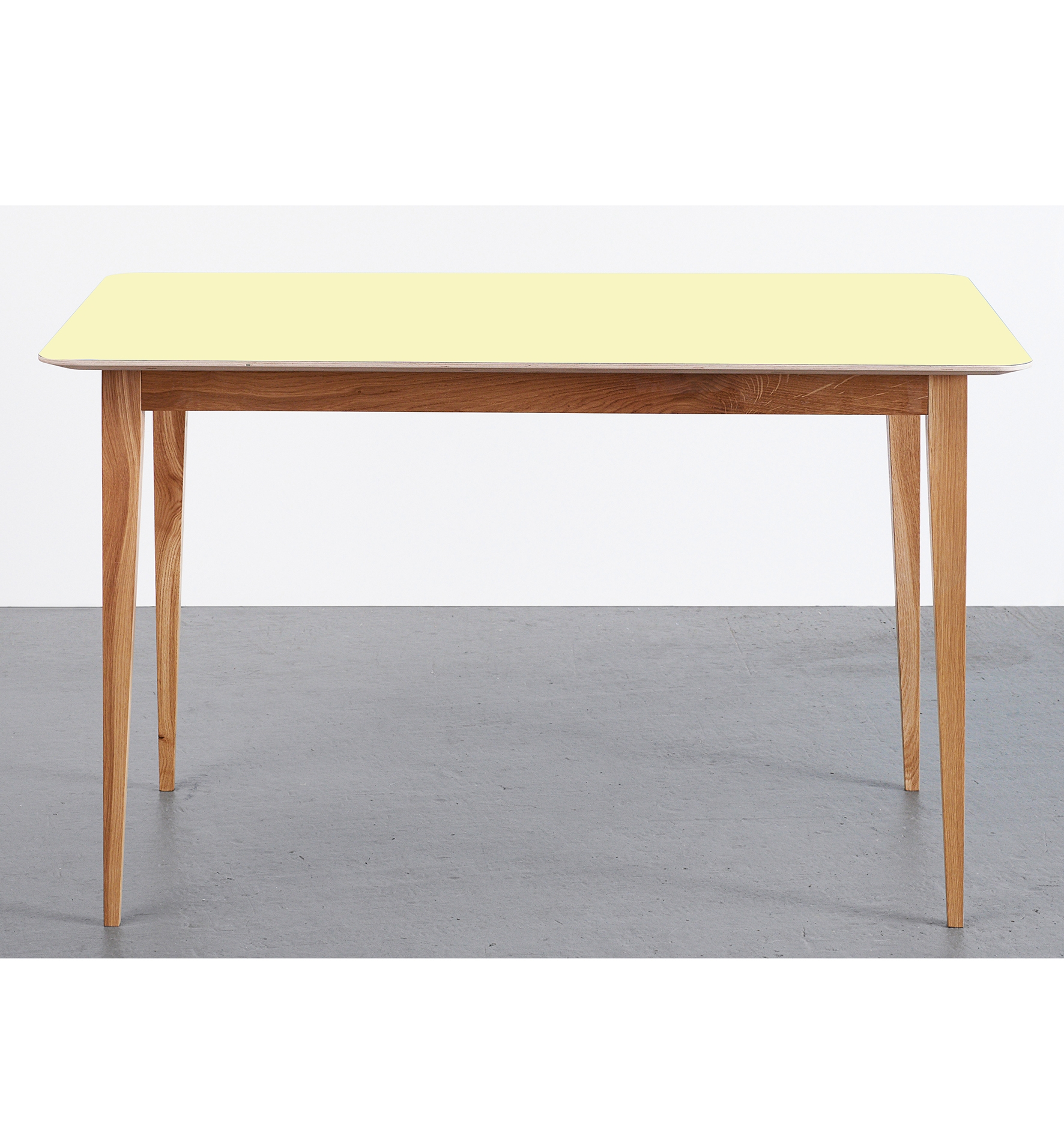 Moderner Esstisch mit gelber Platte und eichenfarbenem Skandinavien-Designgestell