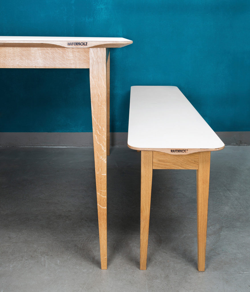 Small und large Hafenholz Essgeschäfte mit blauer Wände