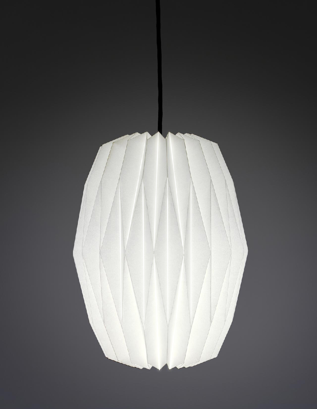 Designer-Pendelleuchte mit ovalem, gefaltetem Design in grauem Hintergrund