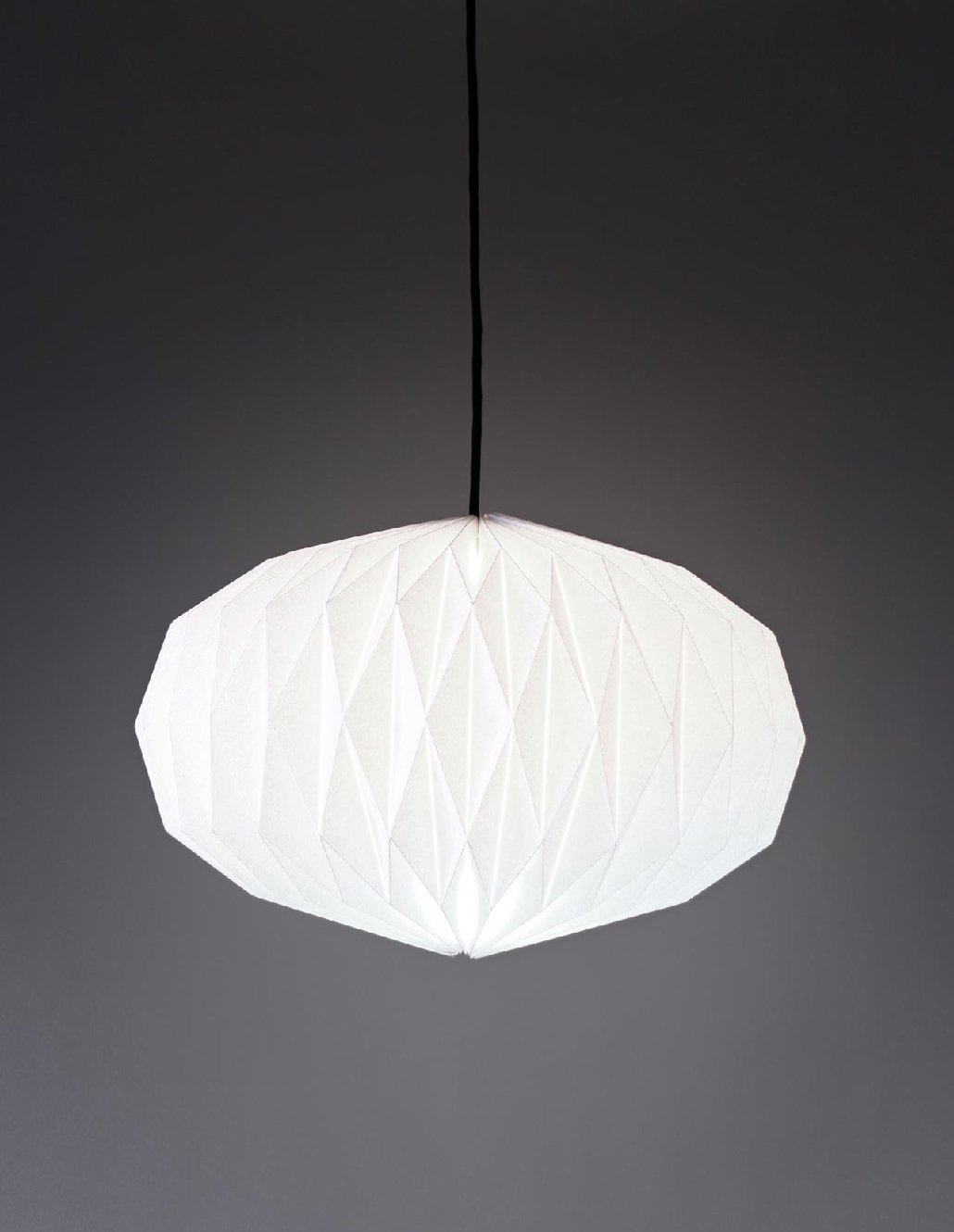 Schlichte weiße Papierleuchte mit faltenreichem Design