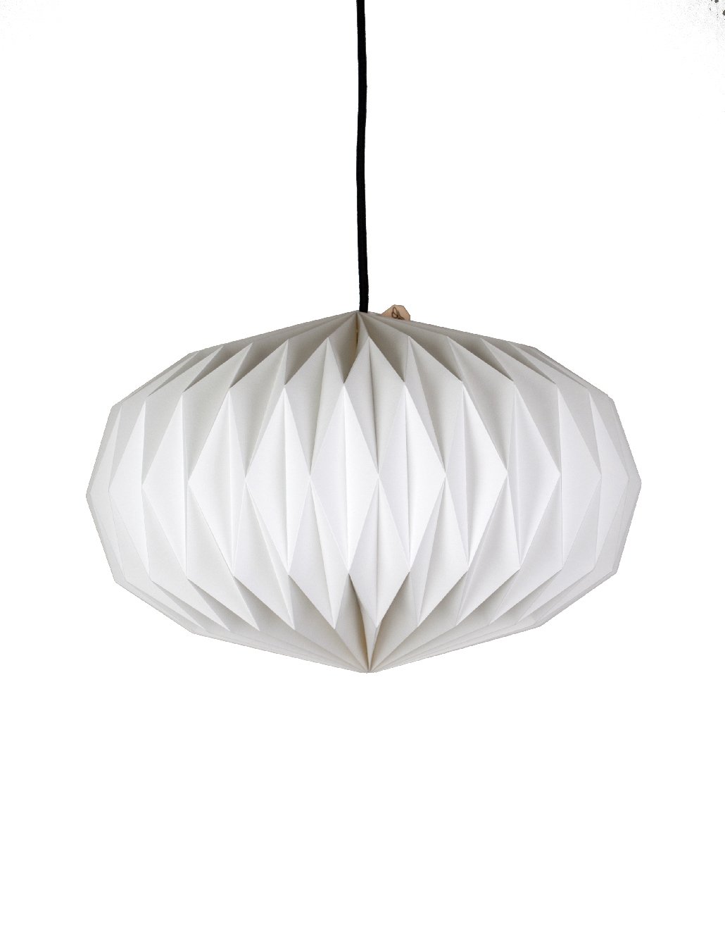 Pendelleuchte mit geometrisch gefalteter Form aus weißem Material auf reinem Hintergrund
