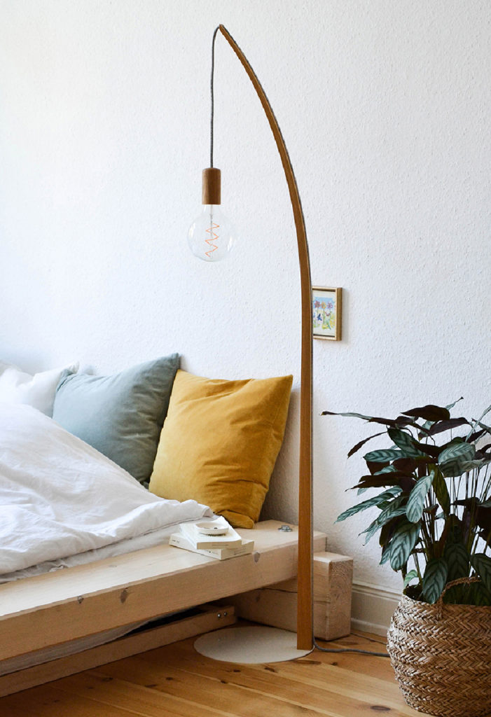 schmale, minimalistische Stehleuchte „Halm“ von Formfreund, elegant geschwungenes Metallgestell mit Stoffschirm im modernen