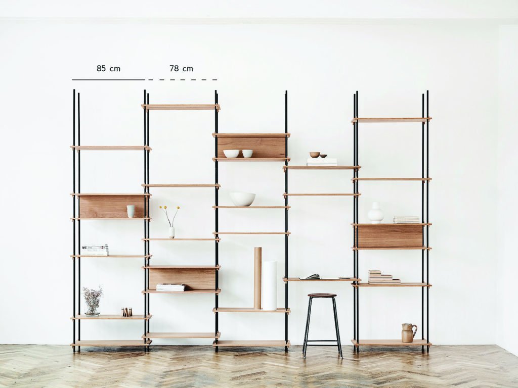 Modernes Massivholz-Regalsystem in schwarzem Metall mit stilisiertem Inneninventar