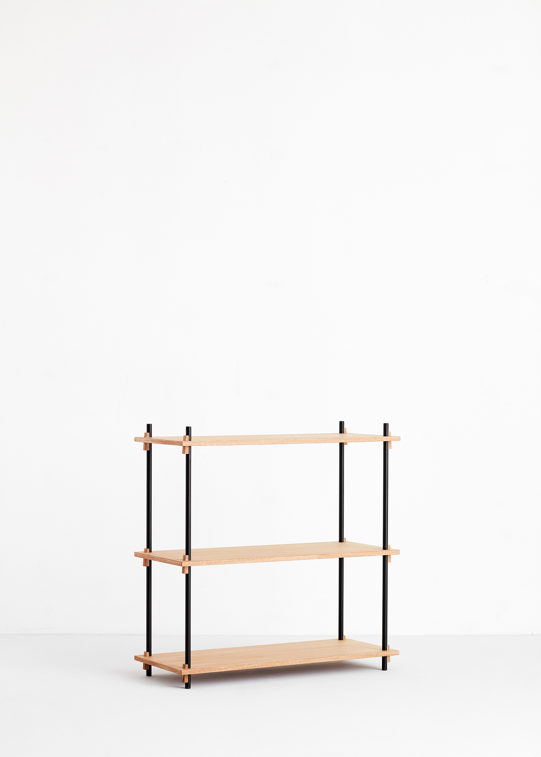 3er minimalistisches Holzregal mit schwarzem Gestell und klare Konstruktion