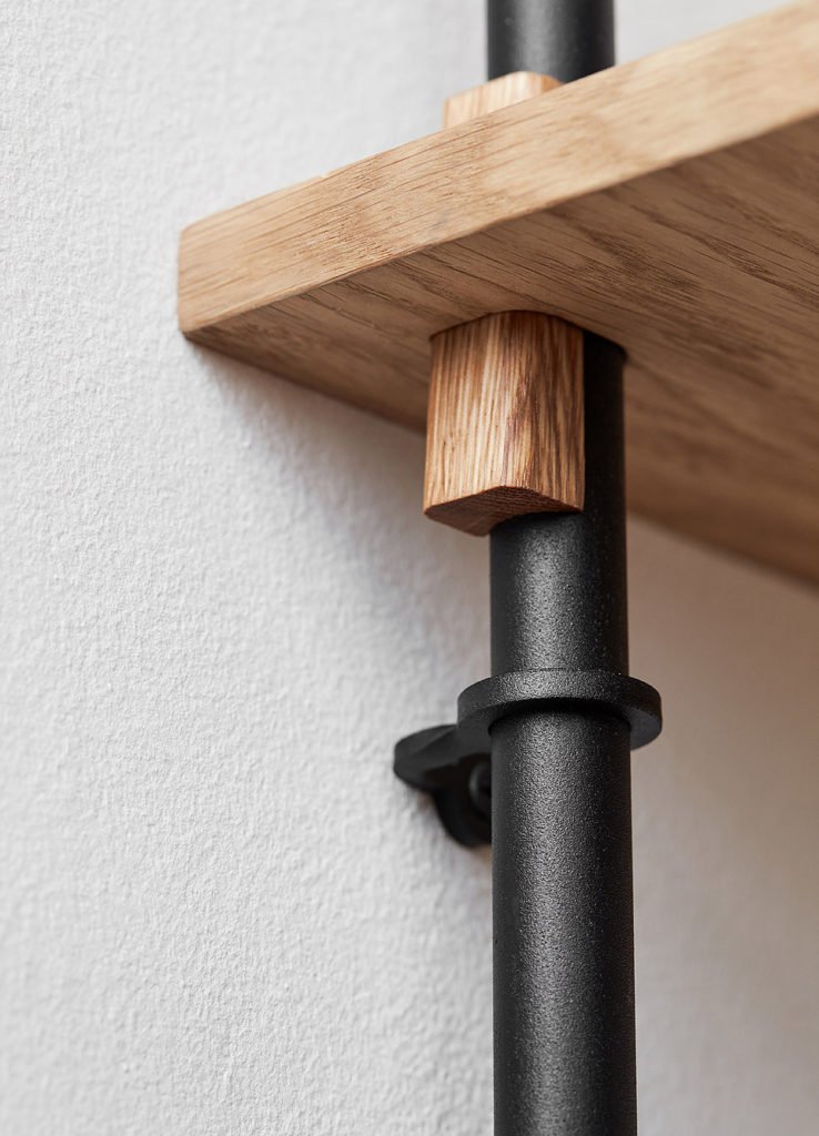 Minimale Holzregal-Anhängige an weißem Hintergrund
