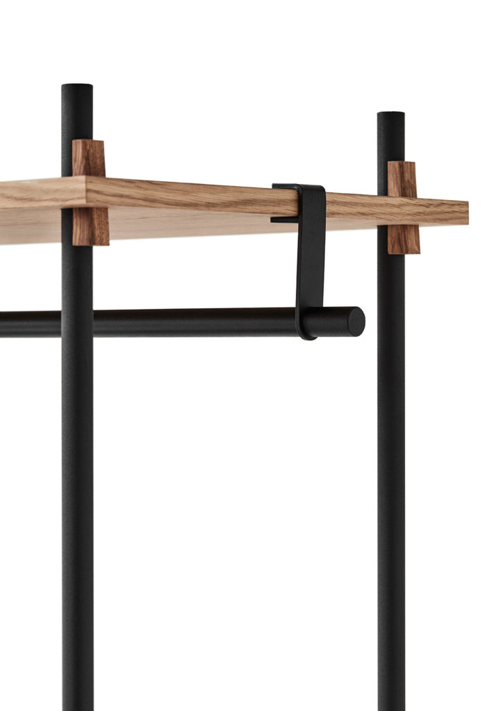 Schelfsystem mit schwarzen Metallsektionen und massivem Holzoberflächen.Add-Ons für Designmoebel