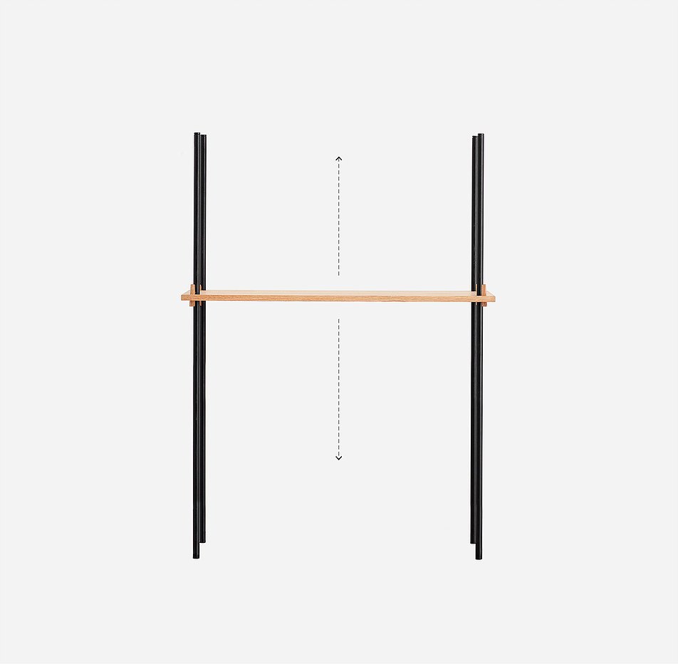 Minimalistisches Wandregal-System aus hellem Holz und schwarzem Metall