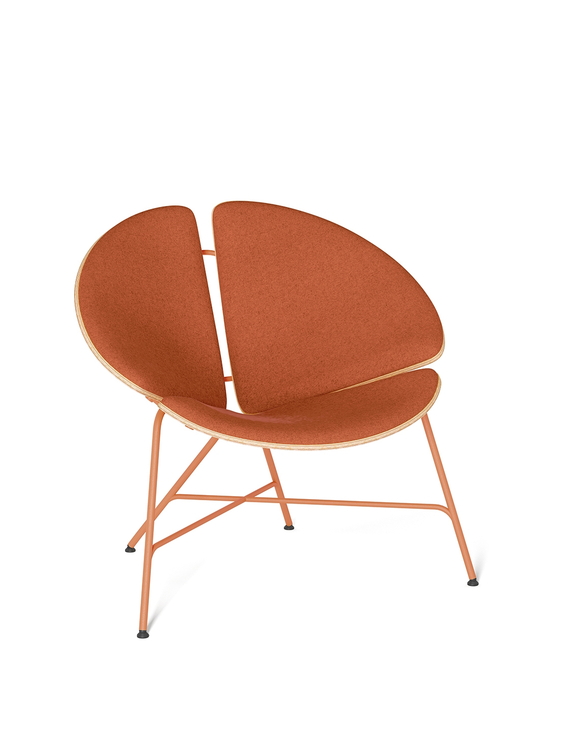 Moderner Terrakotta-Orange-Stuhl mit muschelförmigem Sitz und gepolstertem Stoff auf weißem Hintergrund