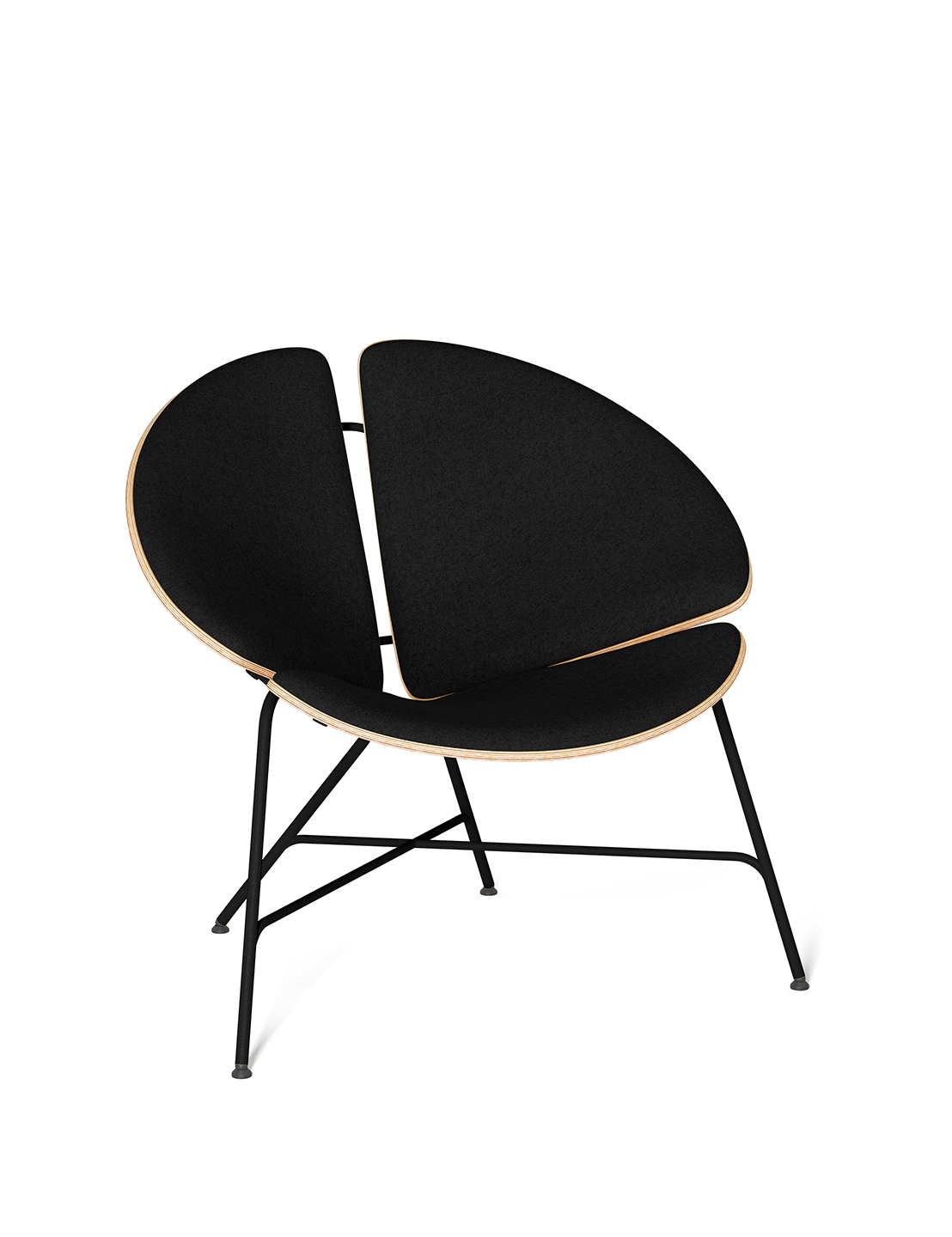 Moderner Designsessel mit muschelförmiger Form, schwarzem Polster und hellen Holzrahmen auf schwarzem Gestell,