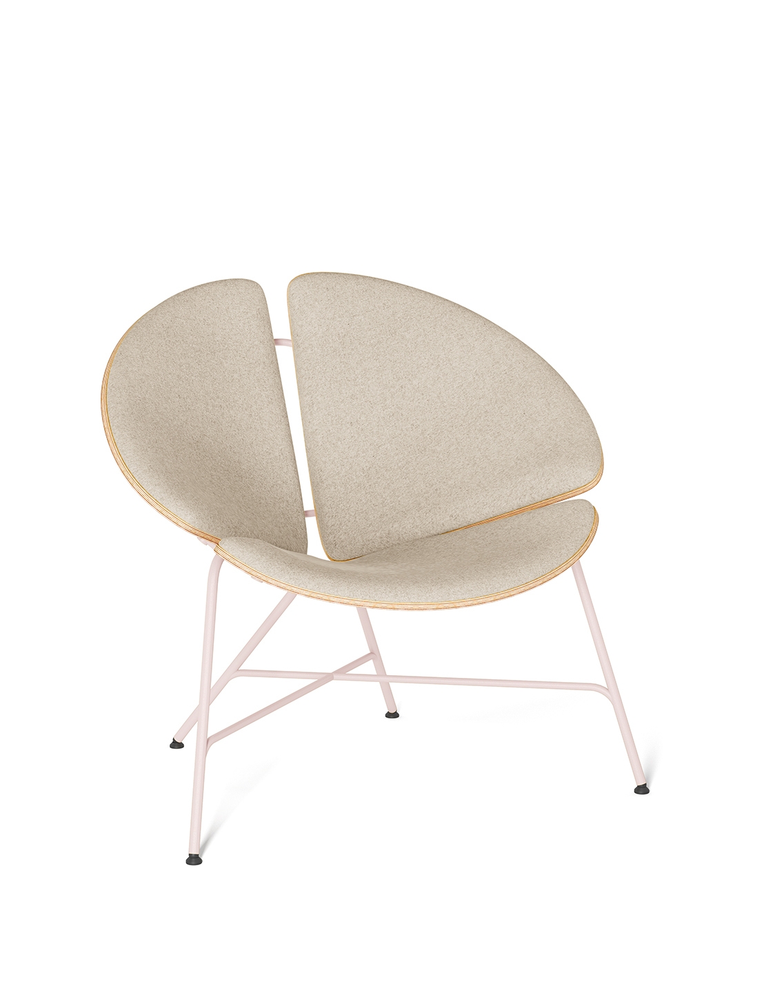 Modernes Stuhldesign mit Holz- und Palepink-Stoffbezug vom lokalen Designer Ginka
