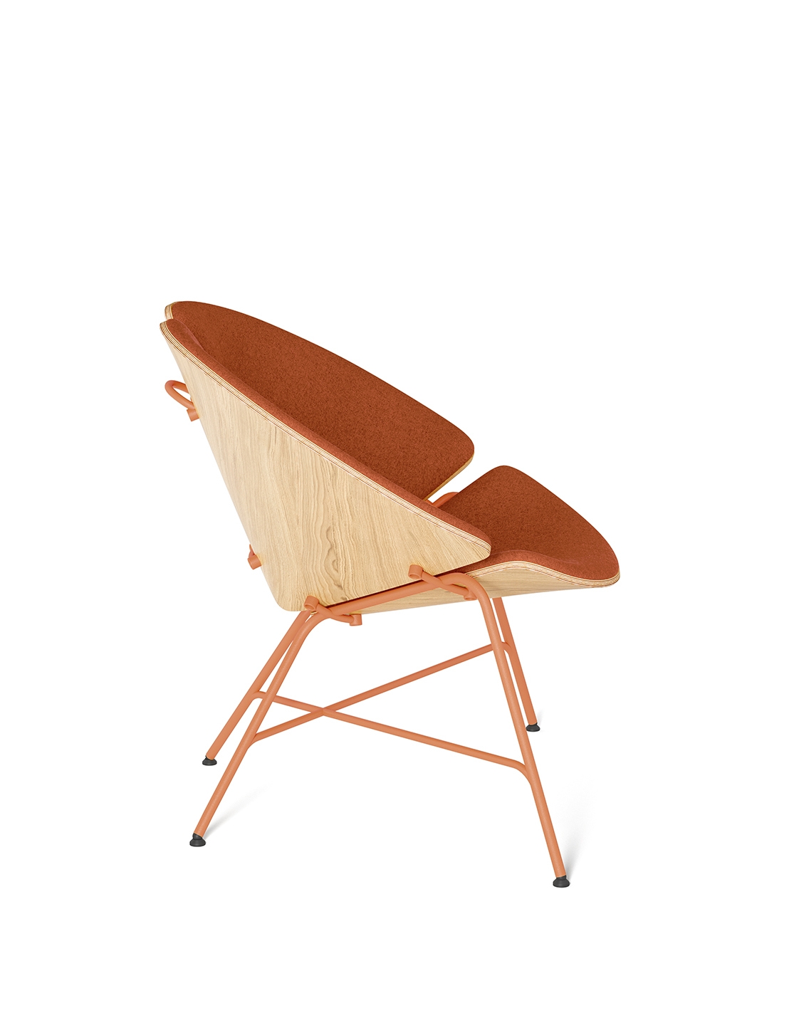 Designstuhl mit helmem Holzgerüst und terrakottafarbenem Filz auf Sitz und Rückenlehne