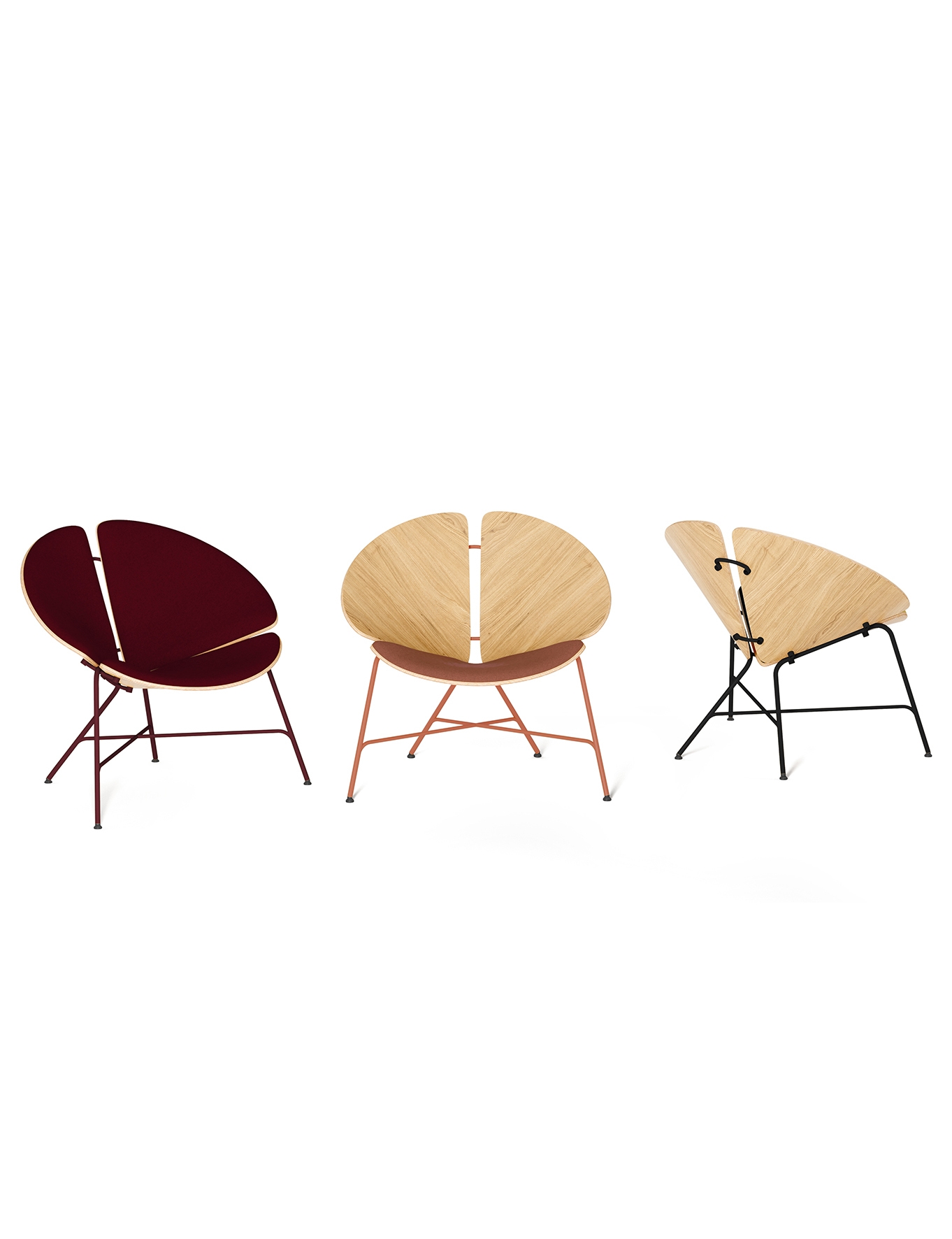 Dreierreihe moderner, farbiger Stühle im minimalistischen Design