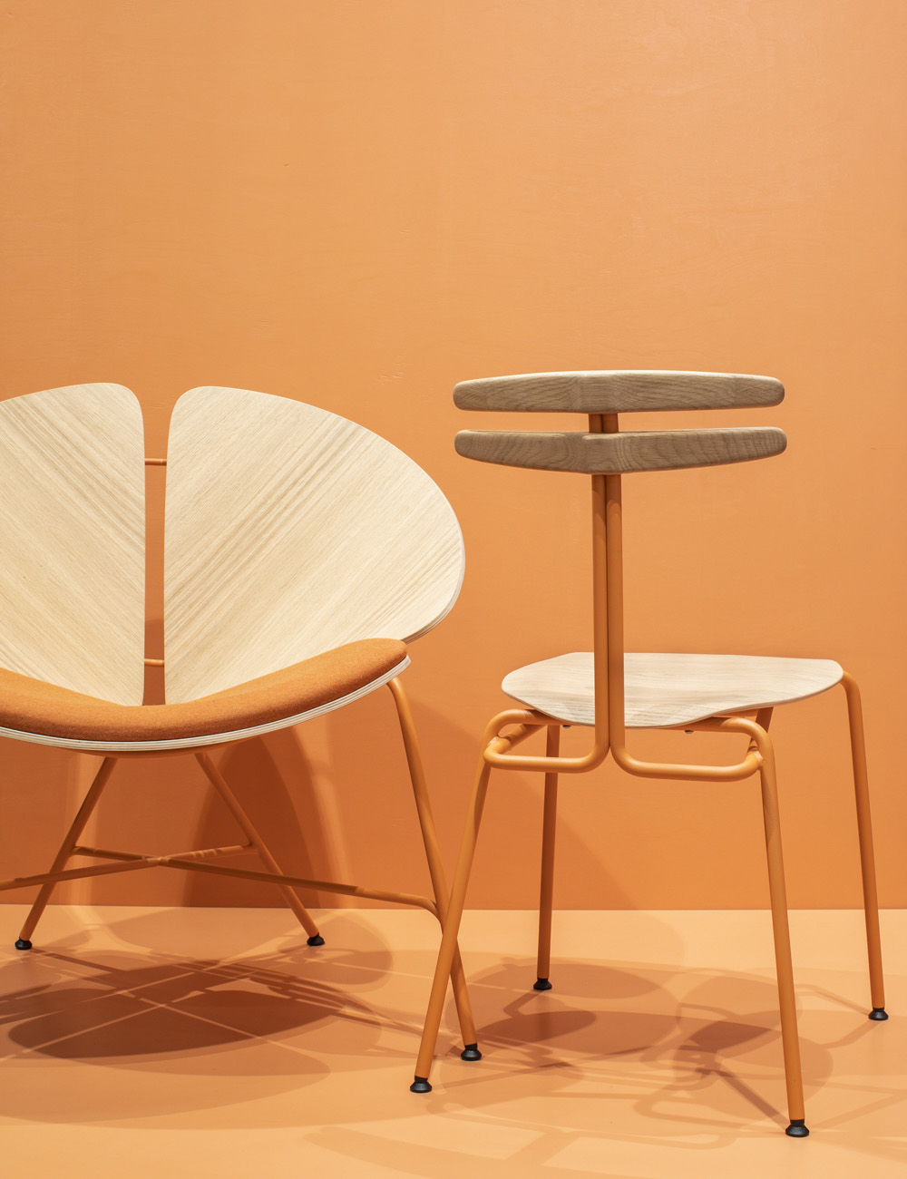 Harmonische Sitzgruppe mit modernen Schalenstühlen und Bistro-Tisch im minimalistischen Design auf Holz mit warmem