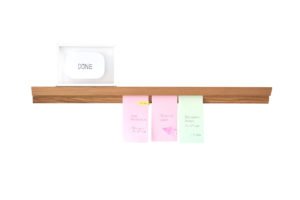 Holz-Wandleiste mit bunt gehakte Notizzettel in minimalistischem Design