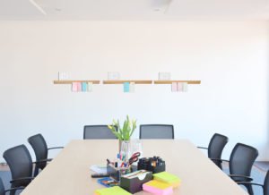 Tisch mit Blumen und Büchern in einem ruhigen Meetingraum