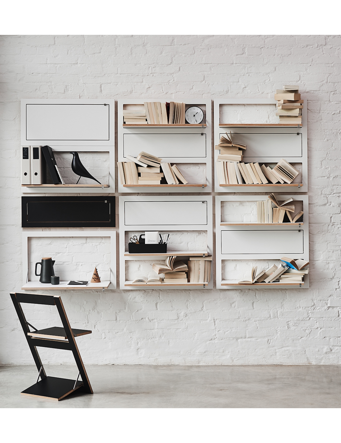 Modulares Holz-Regal-System in weiß und grau mit Büchern und Accessoires in minimalistischem Design