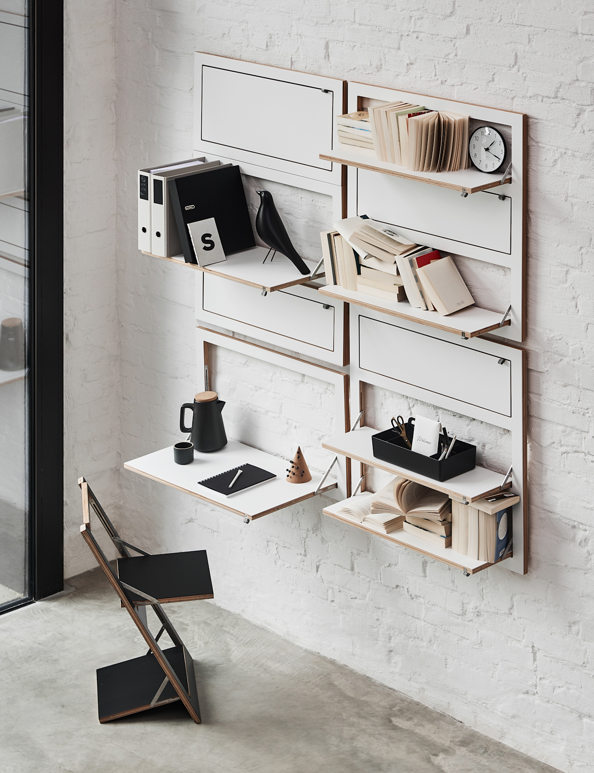 Modulares Wandsystem aus Holz und Metall für minimalistische Zimmer