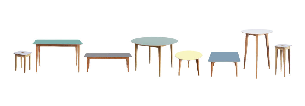 Kuratierte Kollektion von skandinavischen Designmöbeln in hellem Holz und farbigen Tischplatten