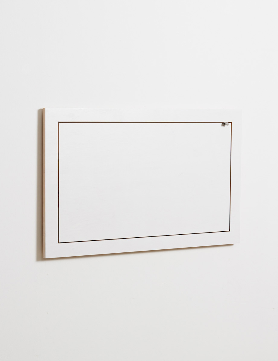 Modernes Whiteboard mit dunklem Rahmen und naturfarbenem Holzrand in minimalistischem Design