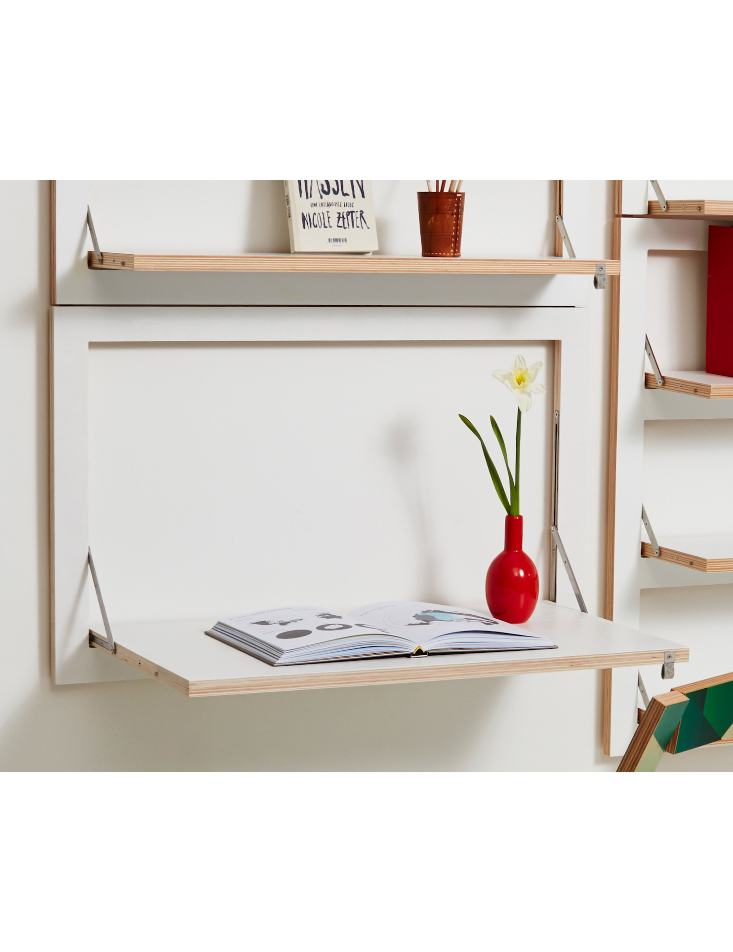 Modernes Regalsystem mit Funktionalebenen und designierten Accessoires für den Concept Store Lokaldesign